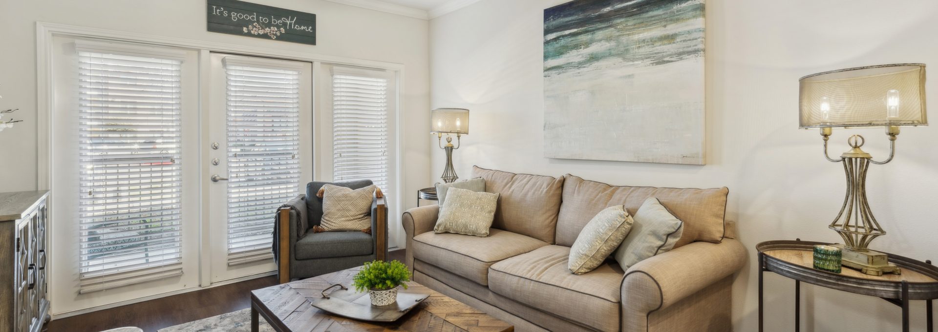 the living room has a ceiling fan and a couch at The Auberge of Burleson